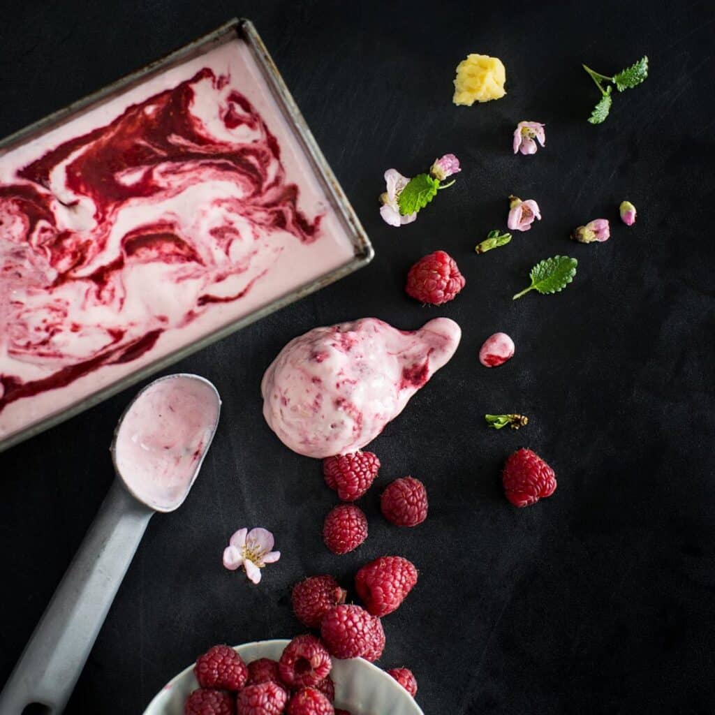 Mandelkaka med rabarber,jordgubbar & glass,efterrätter recept,efterrätt midsommar Västerbottensost®