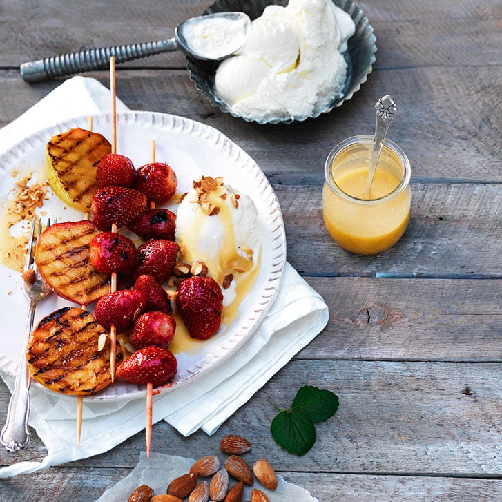 Mandelkaka med rabarber,jordgubbar & glass,efterrätter recept,efterrätt midsommar Västerbottensost®