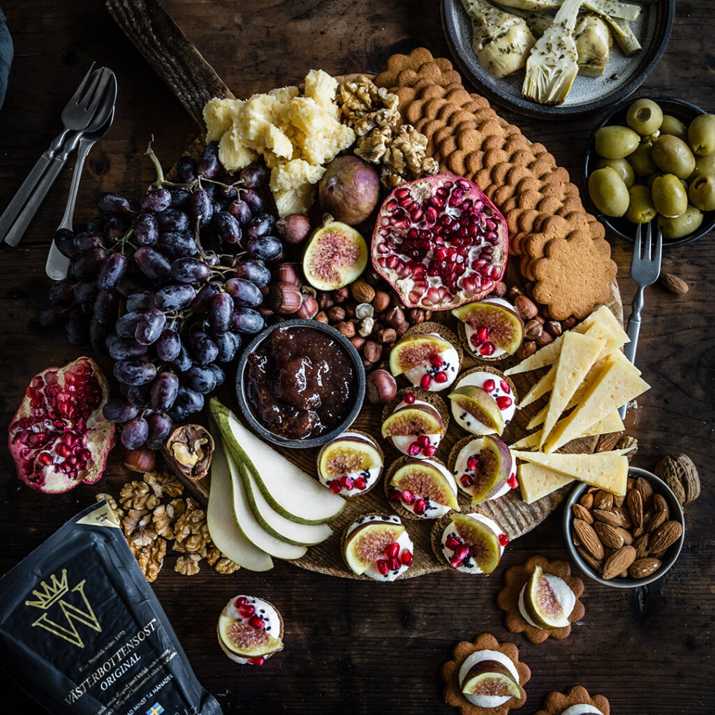 Mandelkaka med rabarber,jordgubbar & glass,efterrätter recept,efterrätt midsommar Västerbottensost®